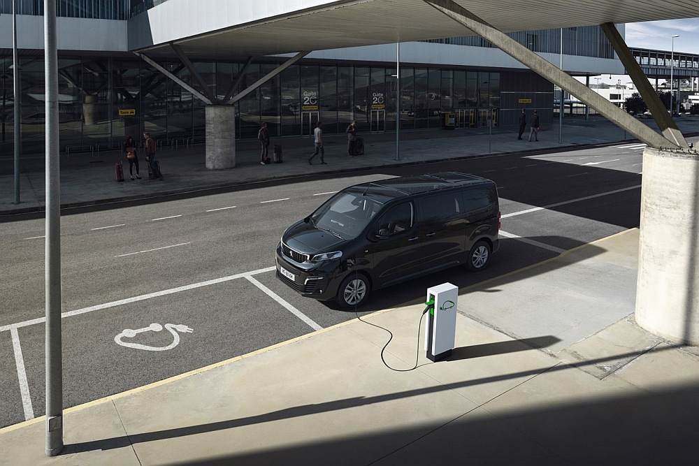 „Peugeot“ pristato naująjį elektrinį kelionėms skirtą „e-Traveller“